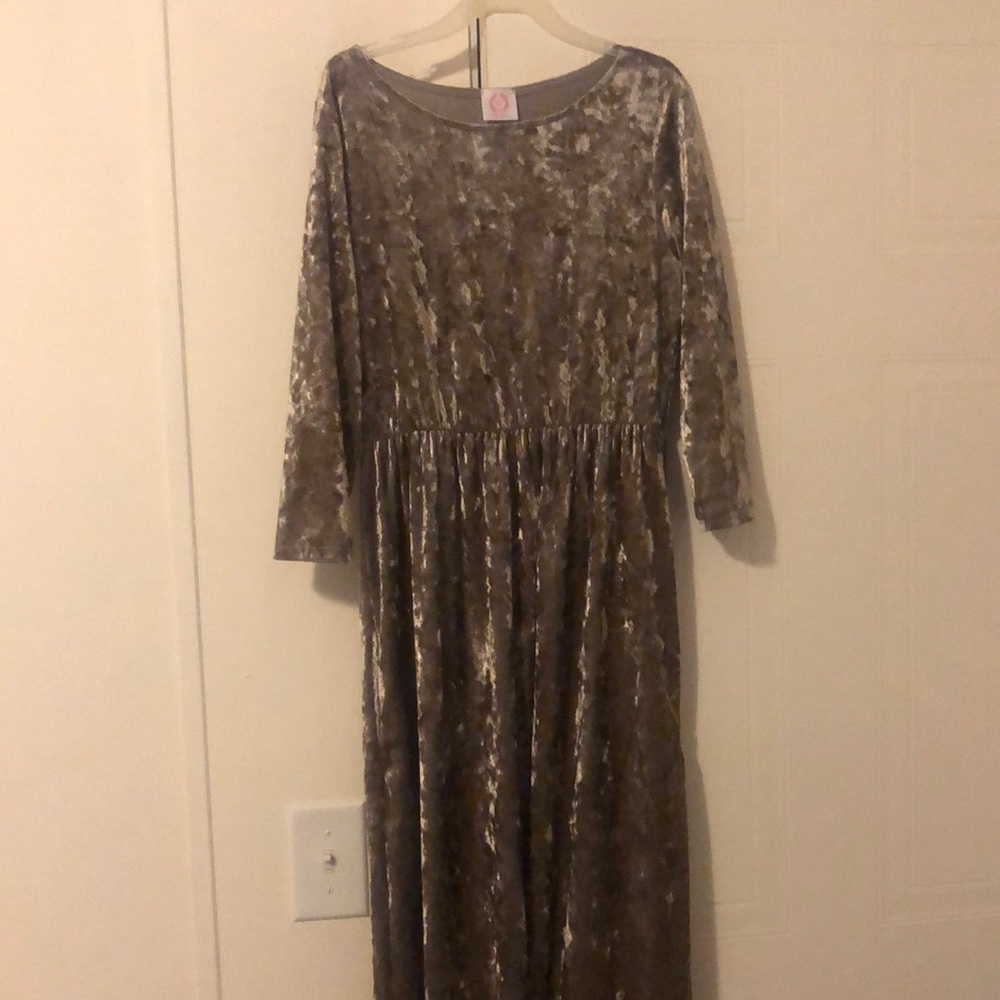 “Wanna B” champagne, velvet, maxi dress. 3/4 length sleeves